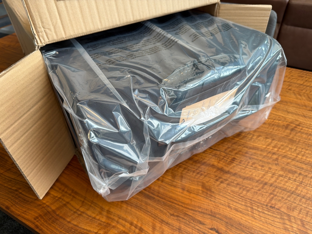 Der Samsonite Airea wurde zur Hälfte aus dem Karton gezogen