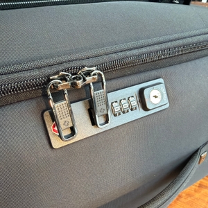 Das Kofferschloss vom Samsonite Airea in Nahaufnahme