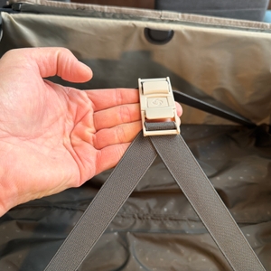 Eine Hand hält den verschlossenen Verschluss im Innenfach vom Samsonite Airea fest