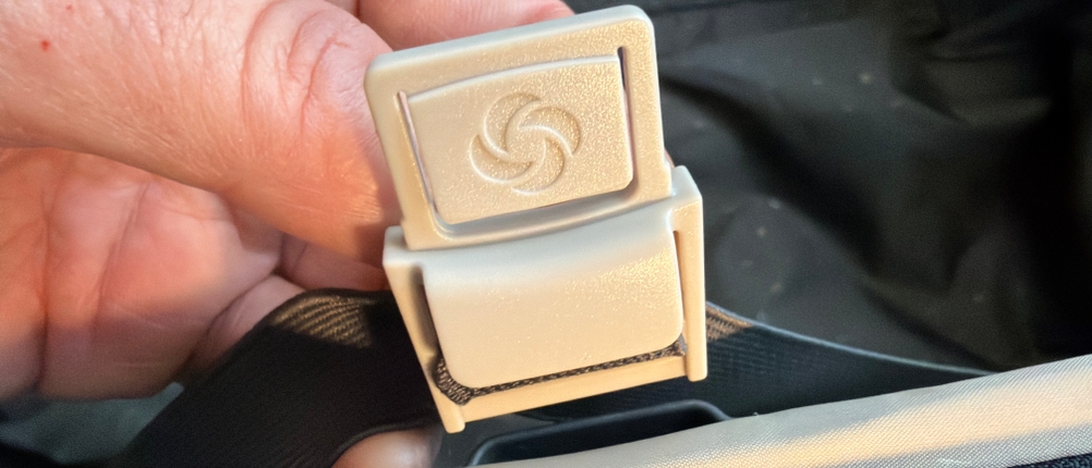 Eine Hand hält den Verschluss im großen Fach vom Samsonite Airea fest