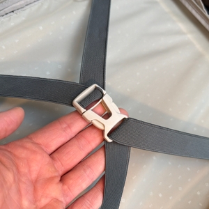 Eine Hand hält den Verschluss im Fach im Deckel vom Samsonite Airea fest