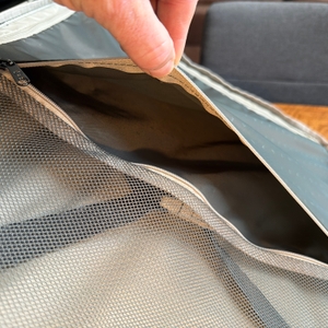 Eine Hand öffnet ein Zusatzfach im Deckel vom Samsonite Airea