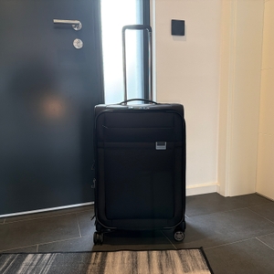 Der Samsonite Airea steht auf einem gefliesten Boden