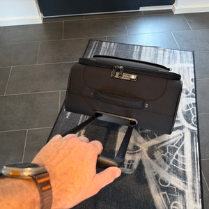 Eine Hand zieht den Samsonite Airea