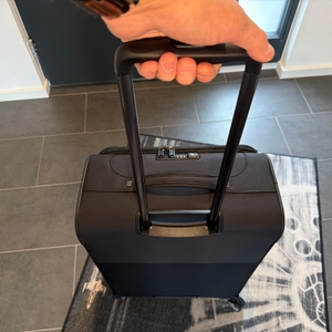 Eine Hand hält den ausgefahrenen Griff vom Samsonite Airea fest