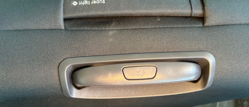 Die Griffe des Samsonite Base Boost Upright in Nahaufnahme.
