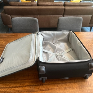 Der geöffnete Samsonite Base Boost Upright liegt auf einem Tisch.