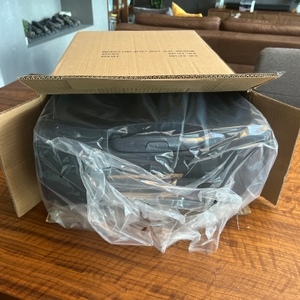 Der Samsonite Base Boost Upright wurde teilweise aus dem Karton herausgezogen.