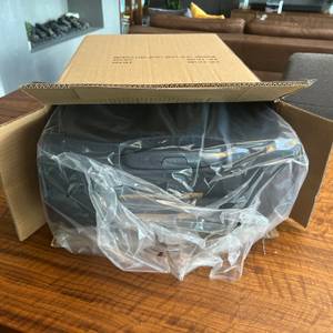 Der Samsonite Base Boost Upright wurde teilweise aus dem Karton herausgezogen.