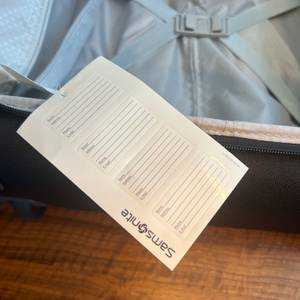 Ein Zettel mit Aufklebern zum Angeben der Kontaktdaten bei Verlust des Samsonite Base Boost Upright.