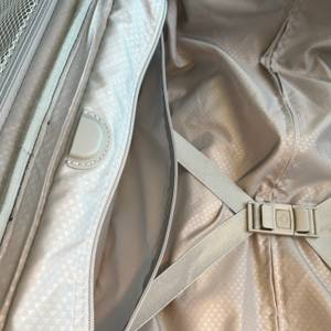 Ein geöffnetes zusätzliches Seitenfach im Inneren des Samsonite Base Boost Upright.