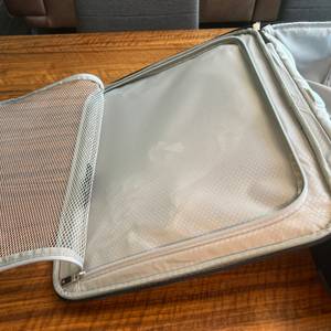 Ein zusätzliches Netz im Inneren des Samsonite Base Boost Upright wurde geöffnet.