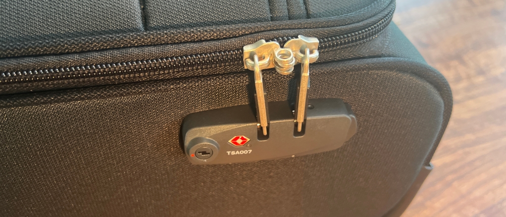 Die Reißverschlüsse des Samsonite Base Boost Upright sind im Schloss verriegelt.