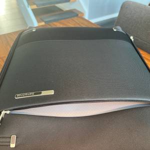 Die geöffnete Außentasche des Samsonite Base Boost Upright.