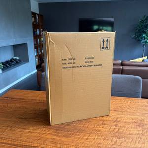 Der Karton des Samsonite Flux steht auf einem Tisch.