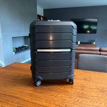 Der Samsonite Flux steht auf einem Tisch