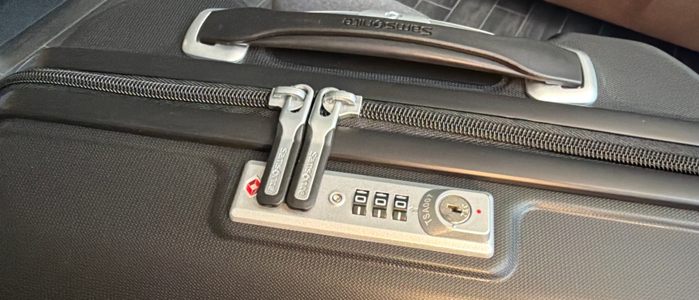 Die beiden Reißverschlüsse des Samsonite Flux sind im Kofferschloss verriegelt