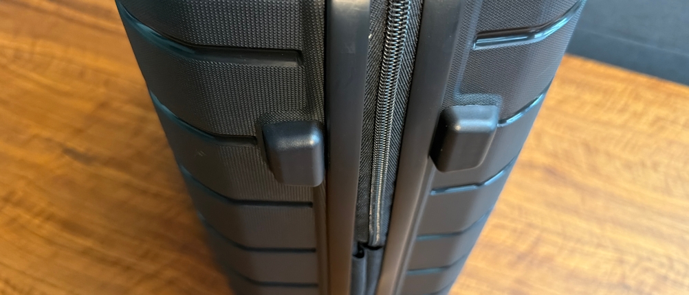 Kofferfüße befinden sich an der Seite des Samsonite Flux