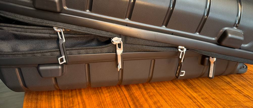 Die Reißverschlüsse am Samsonite Flux