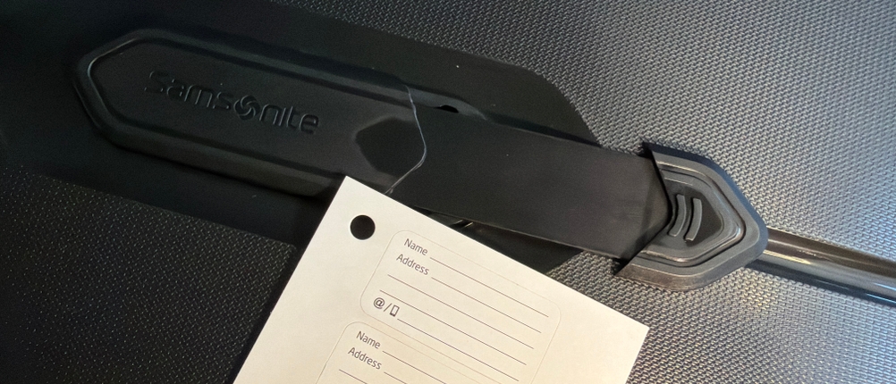 Eine Möglichkeit zum Anbringen von Aufklebern mit den Daten des Besitzers am Samsonite Flux