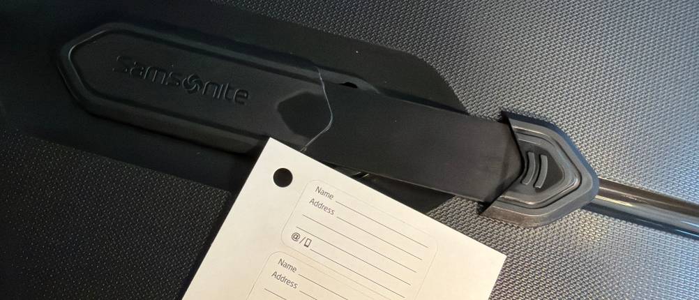 Eine Möglichkeit zum Anbringen von Aufklebern mit den Daten des Besitzers am Samsonite Flux