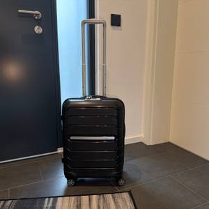 Der Samsonite Flux steht auf einem gefliesten Boden