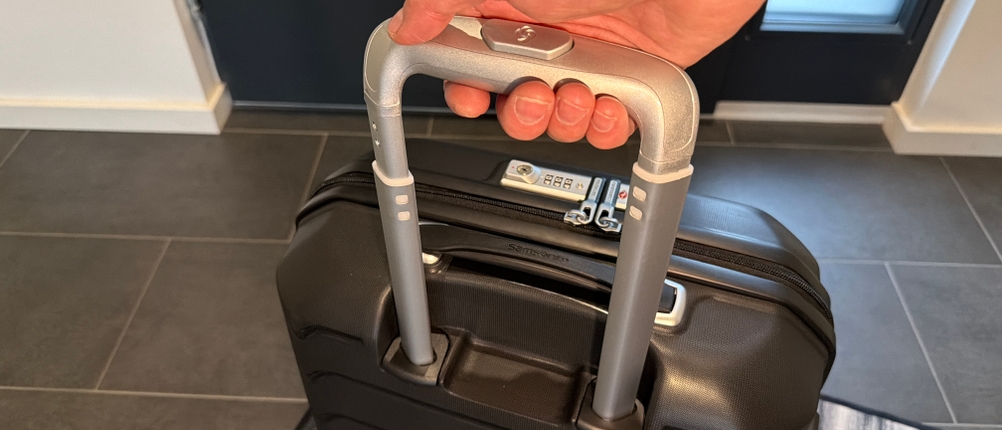 Eine Hand hält den Samsonite Flux am Griff fest