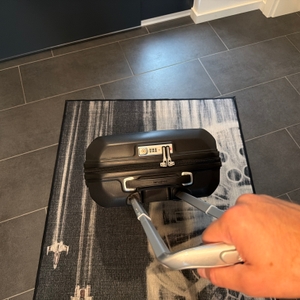 Eine Hand zieht den Samsonite Flux