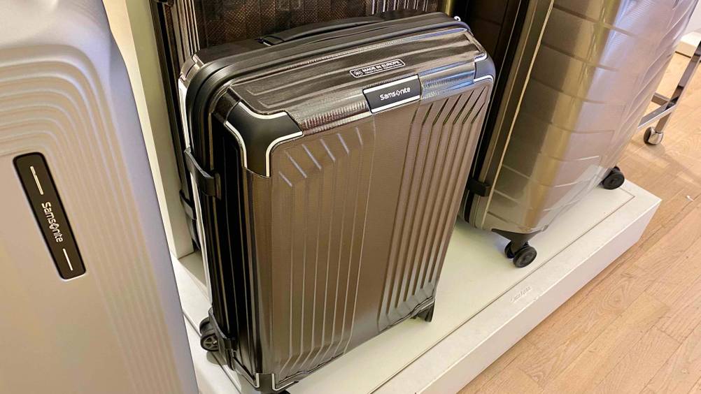 Samsonite-Koffer Spinner 55-20 im Test: Einige Koffer stehen nebeneinander.