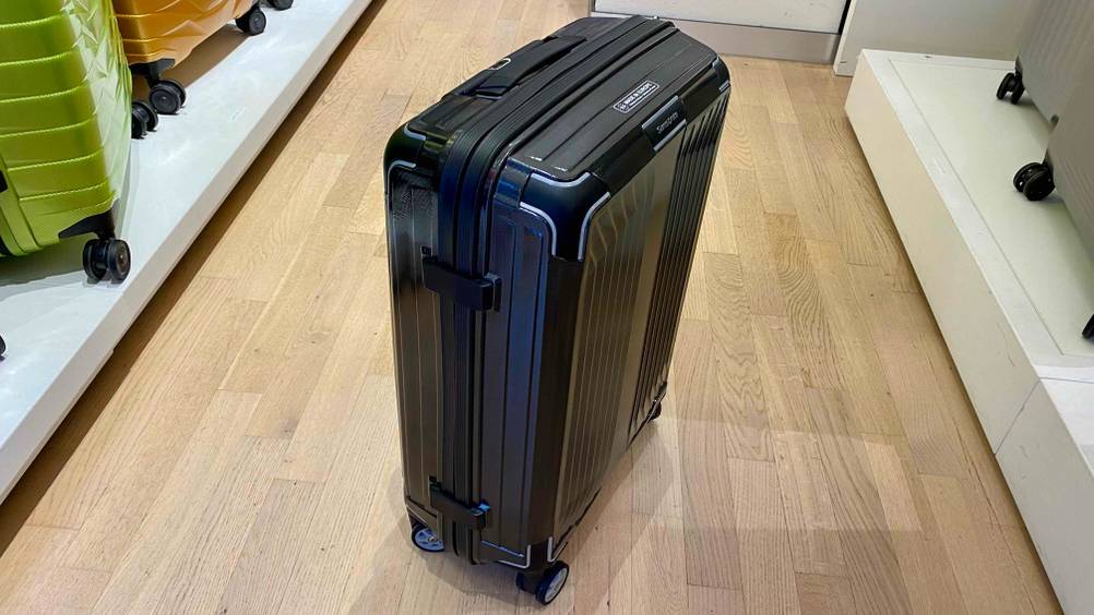 Samsonite-Koffer Spinner 55-20 getestet: Koffer steht auf dem Boden.