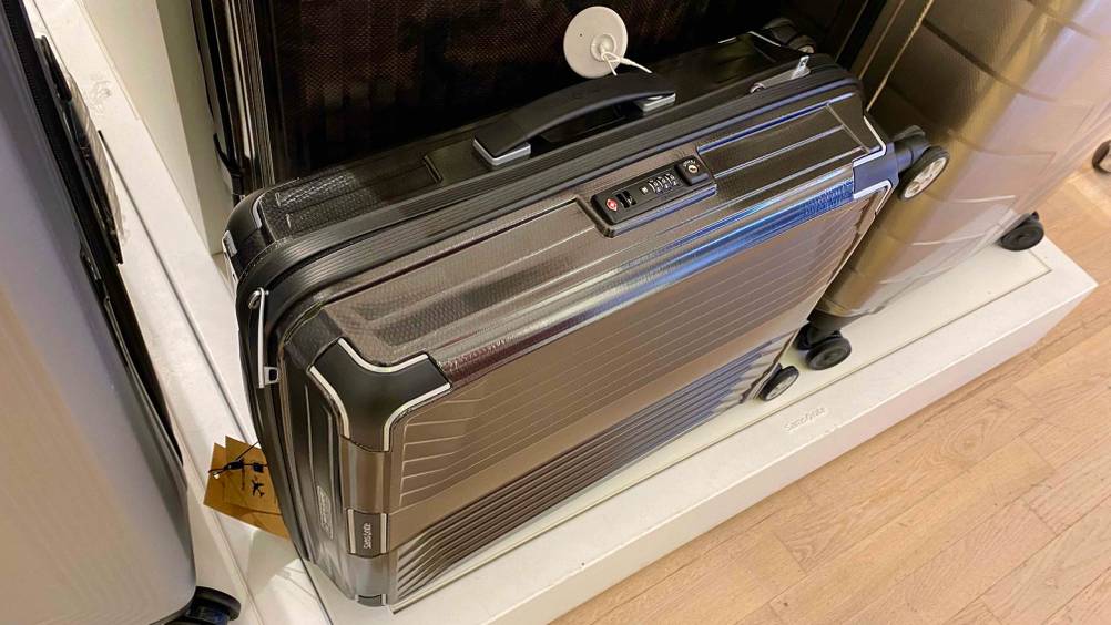 Getesteter Samsonite-Koffer Spinner 55-20 steht auf einem weißen Untergrund.