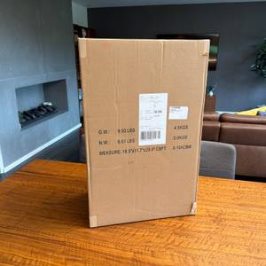 Der Karton des Samsonite Neopulse steht auf einem Tisch