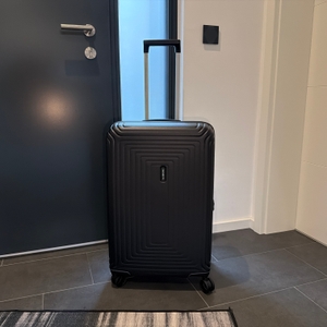 Der Samsonite Neopulse steht auf einem gefliesten Boden