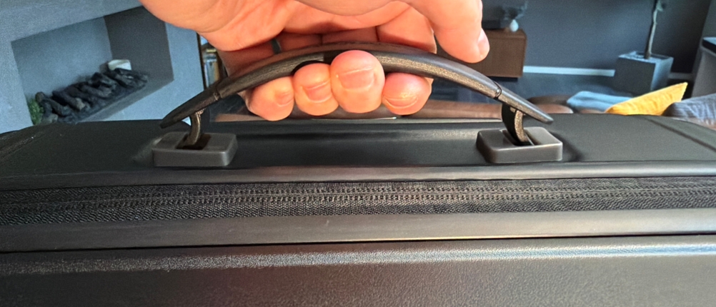 Eine Hand hebt den Samsonite Neopulse am Griff hoch