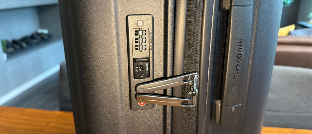Die Reißverschlüsse des Samsonite Neopulse sind im Kofferschloss verriegelt