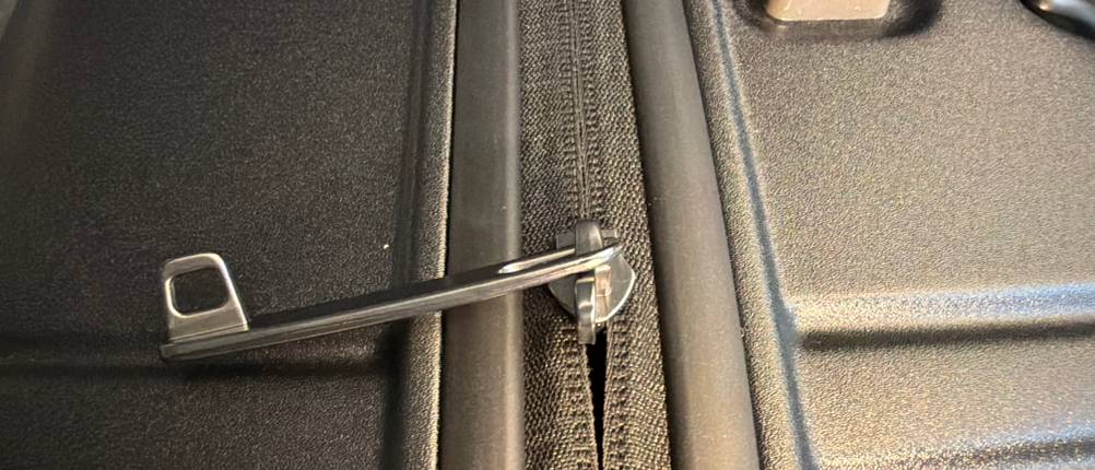 Ein Reißverschluss des Samsonite Neopulse in Nahaufnahme