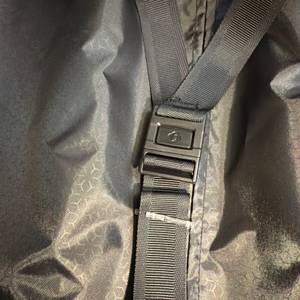 Ein Verschluss von einer Seite des Innenraums vom Samsonite Neopulse