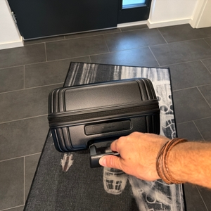 Eine Hand zieht den Samsonite Neopulse