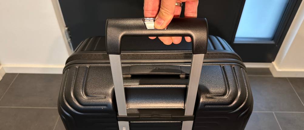 Eine Hand fährt den Griff des Samsonite Neopulse aus