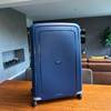 Der Samsonite S'Cure Spinner 75/28 steht auf einem Holztisch.