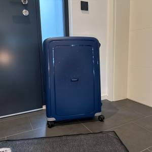 Der Samsonite S'Cure Spinner 75/28 steht auf einem Fliesenboden.