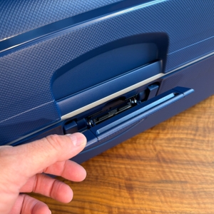 Eine Hand öffnet den Samsonite S'Cure Spinner 75/28.