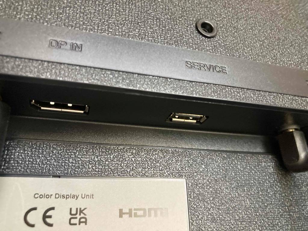 Detailansicht verschiedener Anschlussmöglichkeiten auf der Rückseite eines getesteten 28-Zoll-Monitors.