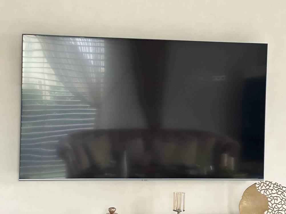 80-Zoll-Fernseher im Test: Detailansicht des Displays von vorn.