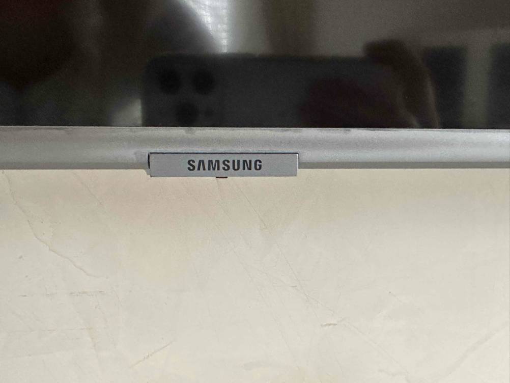 80-Zoll-Fernseher getestet: Unter dem Display ist das Markenlogo angebracht.