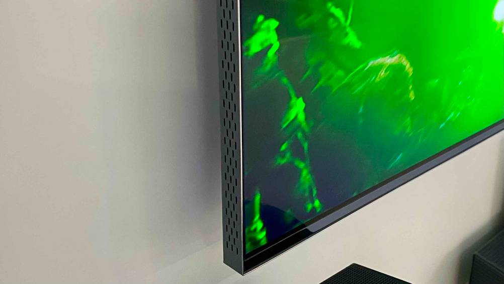 Getestet: Detailaufnahme des Rahmens eines 85-Zoll-Fernsehers.