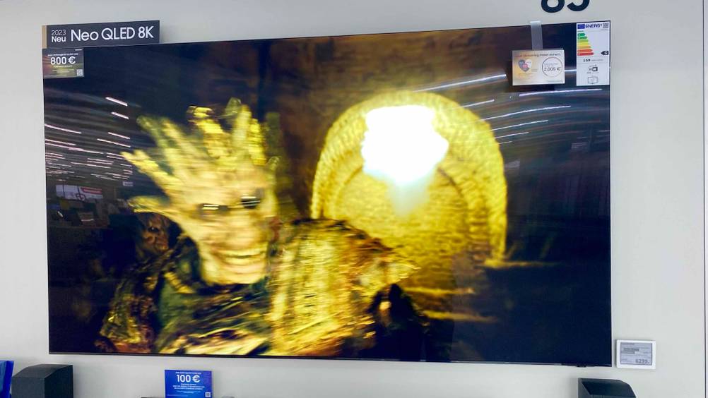 85-Zoll-Fernseher-Test: Ein angeschaltetes Gerät an einer hellen Wand angebracht.