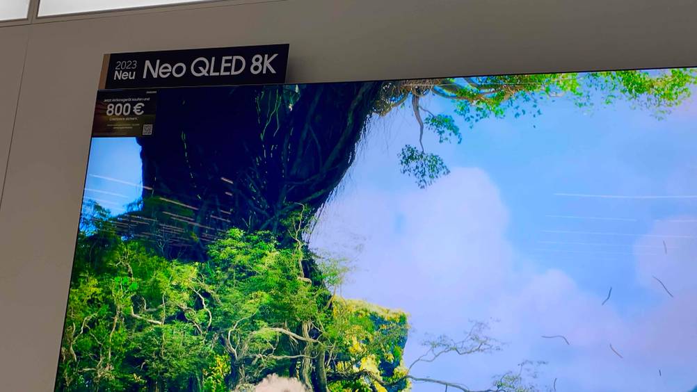85-Zoll-Fernseher getestet: Detailaufnahme der oberen linken Ecke mit QLED Auszeichnung.