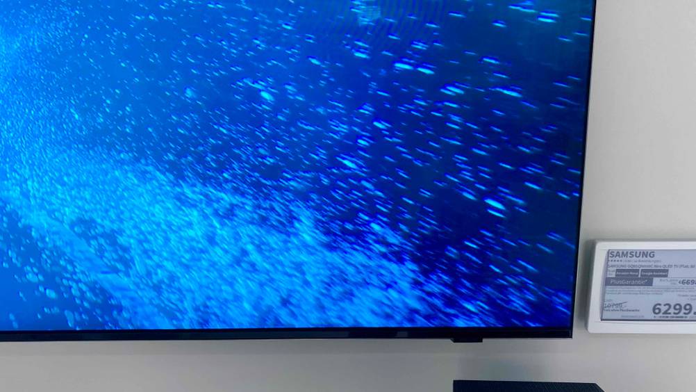 Rechte untere Ecke eines 85-Zoll-Fernsehers im Test.
