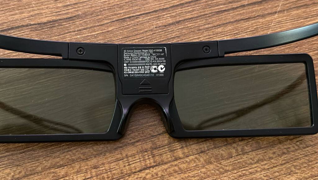 Ansicht auf das Produktetikett auf der Innenseite einer 3D-Brille im Test.